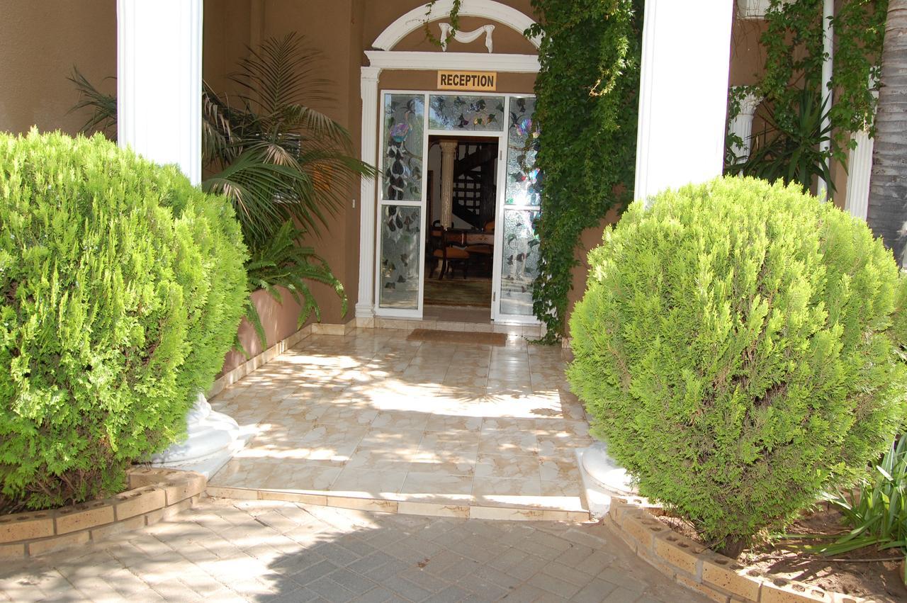 Falcon Crest Suites Gaborone Extérieur photo
