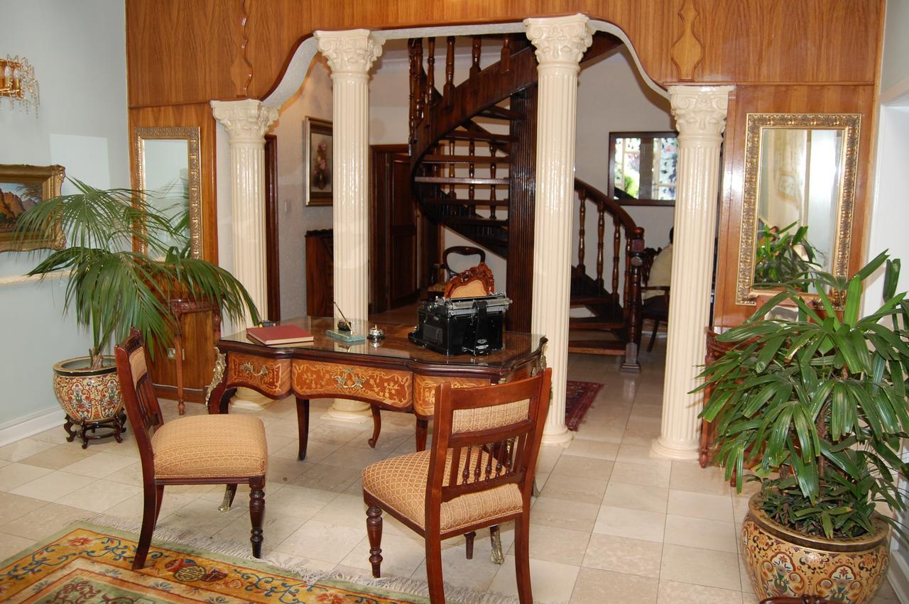 Falcon Crest Suites Gaborone Extérieur photo